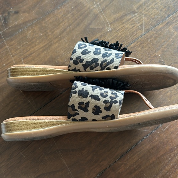 Andre Assous flip flop sandals - Picture 3 of 5